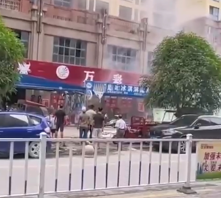 两个孩子目睹母亲自焚